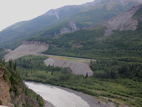 Im Tal spiegelt sich der Nenana River...