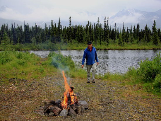 Kurz ein Feuerchen entfacht..; der Nachbar hilft uns trockenes Feuerholz zu sammeln...