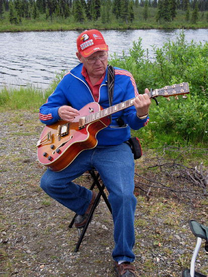 Roger aus Wisconsin bringt zu unserer Überraschung gleich seine Gitarre mit...