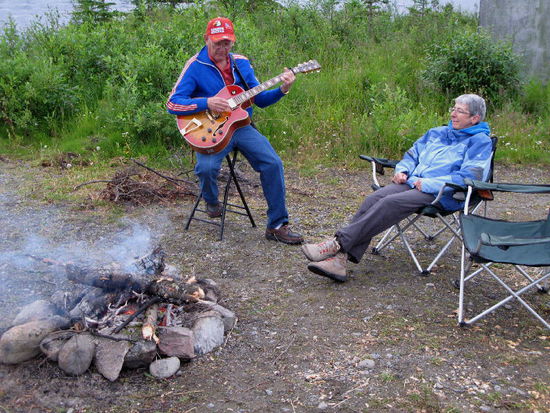 Kathrin ist ganz hingerissen - waren es die Sangeskünste oder die Wärme des Feuers...?