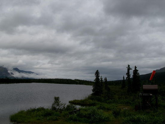 Am andern Morgen - Blick aus dem Schlafzimmerfenster - grau in grau und dicke Nebelschwaden, Dachluke zu und weiterschlafen...; wir wollen abwarten... und verbringen den Tag mit Lesen und Fotos verkleinern etc. ...!