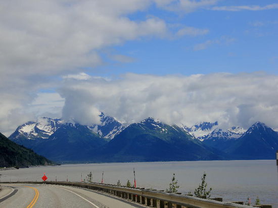 Wir fahren entlang dem Golf von Alaska auf dem Seward Hwy. ...