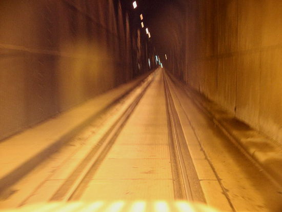 Im Tunnel...; es wird nach Fahrplan gefahren...; 3/4 Stunden von der einen, dann von der andern Seite und dazwischen verkehren die Züge...