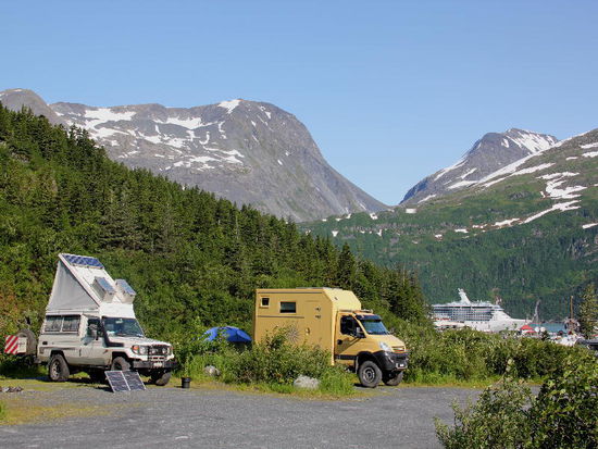 Schweizer in Alaska nebeneinander...; auch wir sitzen abends zusammen in Tonis mückenfreier Zone...; war, das sind...