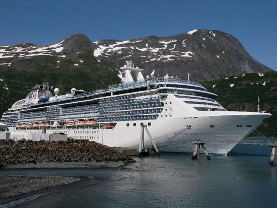 Wir sind nicht auf diesem Kreuzfahrtschiff, unternehmen aber bei prächtigem Wetter eine Schifffahrt auf dem Prince William Sound...