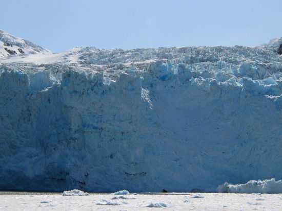Und immer wieder krachen Eisblöcke ins Wasser...
