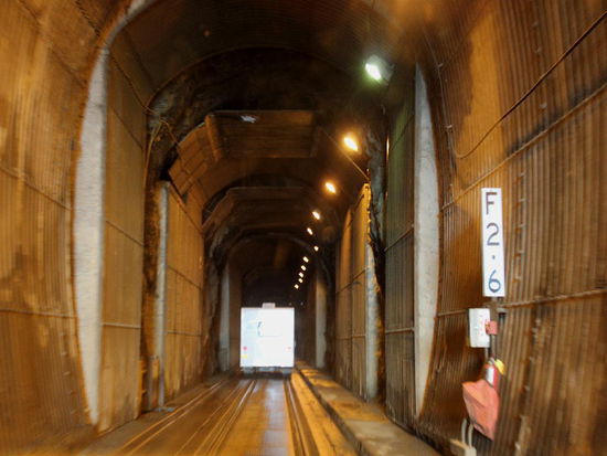 Auf dem gleichen Weg verlassen wir Whittier - durch den kombinierten Eisenbahn- und Strassentunnel...