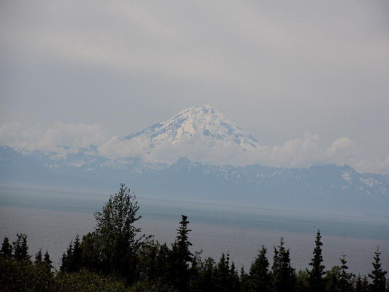 Wir fahren Richtung Homer...; auf der andern Seite der Bucht tauchen die hohen, schneebedeckten Berge auf...