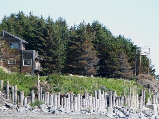 Versteckte Häuser entlang der Bucht...