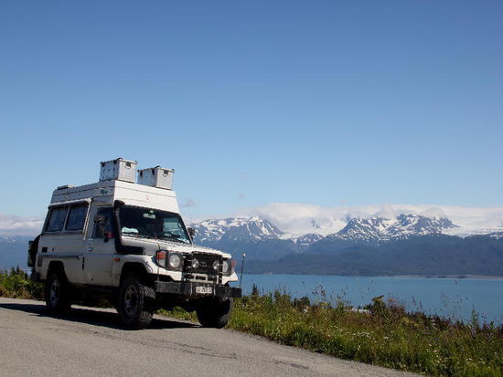 An schönster Lage packen wir unsere Stühle aus und geniessen die Weitsicht...; es stört niemanden...