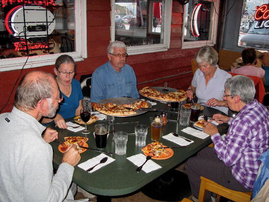 Nelly und Toni...; mit ihnen haben wir die Überfahrt gemacht...; anschliessend in der Pizzeria...