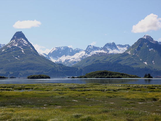 Wir durchfahren die schöne Gegend um Valdez, tanken auf und machen uns auf in die Berge...