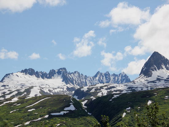 Immer noch verschneite Berge...; und Ende August beginnt es wieder zu schneien...; kühl war's auch - gefühlte Temperatur max. 15°C...; unterwegs hat uns ein Ehepaar beim Einkauf in einem abgelegenen Laden erzählt, sie hätten im vergangenen Winter 10 m Schnee gehabt...; die Elche seien im Schnee über dem Hausdach gelaufen...!!! Hoffentlich stimmt's...!