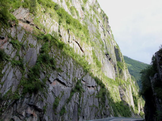 Eine enge Schlucht mit tosendem Wasserfall...