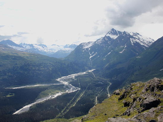 Wir machen eine kleine Wanderung mit herrlichem Blick ins weite Tal...; geniessen das schöne Wetter...