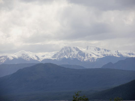 In der Ferne die Bergwelt im Dunstschleier...