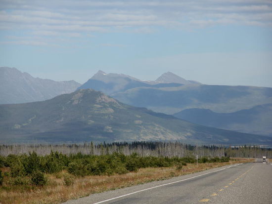 In Burwash Landing übernachten wir...; der Platz und das dazugehörige Motel scheinen etwas in die Jahre gekommen zu sein...; die Preise sind dennoch recht hoch - 1 Stunde i-net - dafür wollte der Gauner 5.- $; danke nicht mit uns...; und wir schlafen ja im Auto...