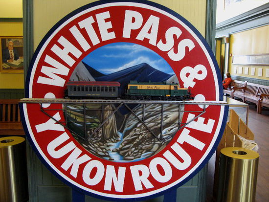 Wir parken und sehen uns einen Film über die White Pass Route an...