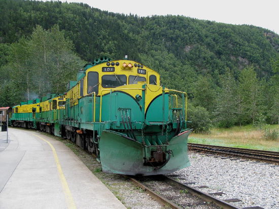 Und grad fährt der Zug der Alaska Bahn ein...