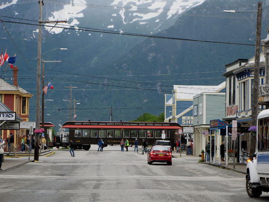 Der Bahnhof ist zu klein  für den langen Zug...; dann wird halt auf der Strasse ausgestiegen...