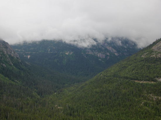 Dichter Nebel in den Bergen...; sehr gut, haben wird die schöne Landschaft zuvor im Film gesehen...