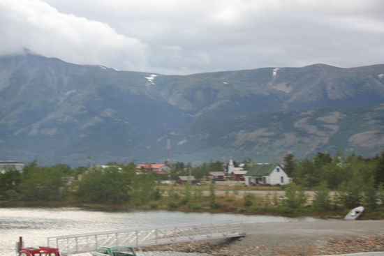 In Carcross besuchen wir das ?...; wir erhalten verschiedene Auskünfte, für einmal aus "deutsch" und wir erkundigen uns, wann in den USA der Yellowstone-Park geschlossen wird...; da die Angestellte im Informationscenter Zeit hat, gibt sie uns umfassend Auskunft und druckt uns etliches Material aus...; anschliesend beziehen wir auf dem einfachen CP unsern Stellplatz...
