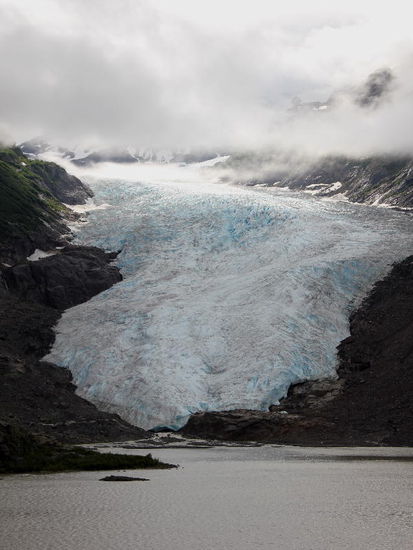Wir fahren Richtung Stewart...; der imposante Bear-Gletscher mit dem Gletschersee direkt am Strassenrand...