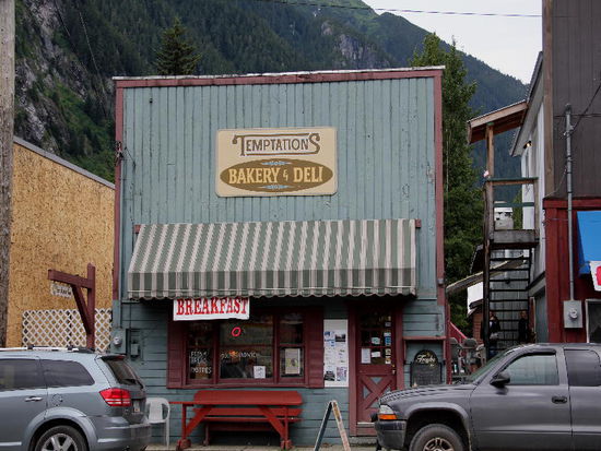 Am nächsten Morgen trinken wir unsern Kaffee hier in Stewart, versorgen uns mit Brot und dem Nötigsten...