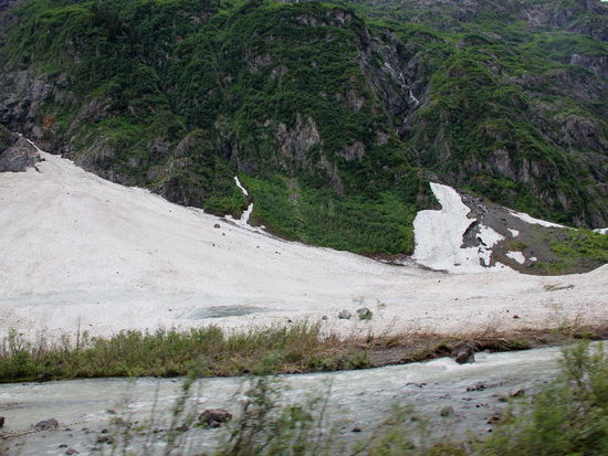 Reste eines Lawinenfeldes...