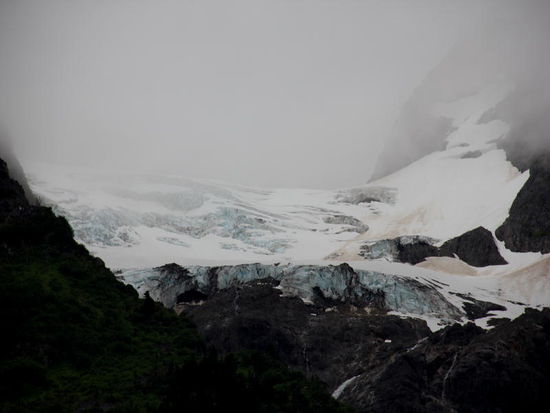 Ca. 70 km der Strecke müssen wir zurückfahren - nochmals vorbei am Bear-Gletscher...