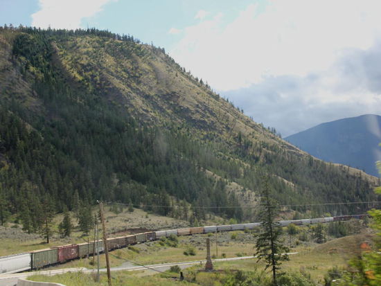Der Güterzug wird unser treuer Begleiter auf der kommenden Strecke...