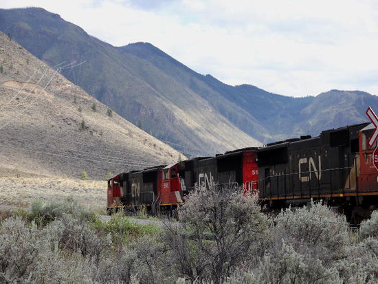 Drei Loks bremsen den schweren Güterzug zu Tal...