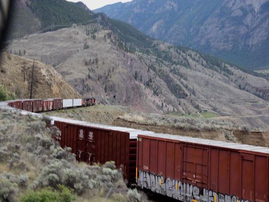 Mal fährt er unter uns...