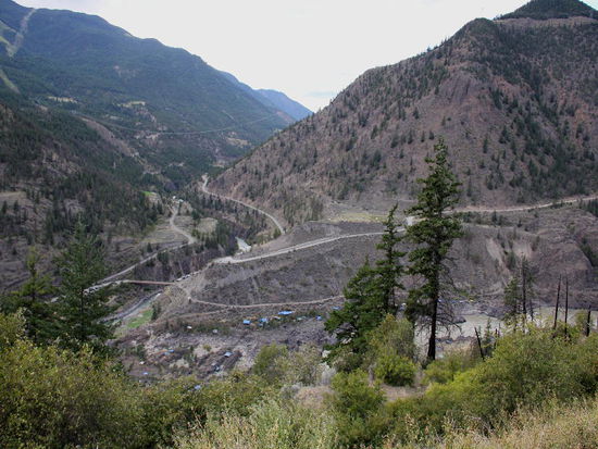 Kurz vor Lillooet, beim Zusammenfluss des Fraser Rivers mit einem Nebenfluss finden wir eine "Zeltstadt" oberhalb des Flusses...