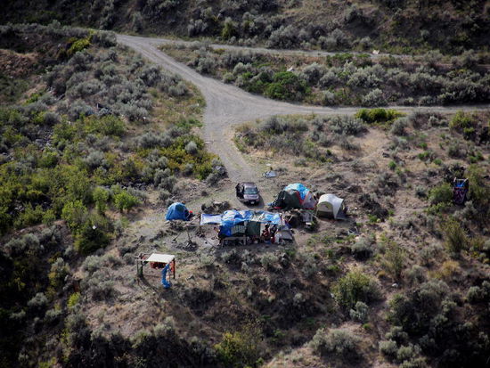 Die Fischer haben sich eingerichtet und warten hier auf die Ankunft der Lachse...