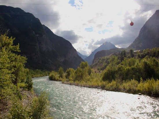 Die Strasse führt steil bergauf...