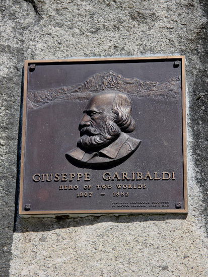 Giuseppe Garibaldi war ein italienischer Guerillakämpfer und einer der populärsten Protagonisten des Risorgimento, der italienischen Einigungsbewegung zwischen 1820 und 1870. Er wurde auch als "Held zweier Welten" tituliert, was sich auf seine militärischen Leistungen sowohl in Südamerika als auch in Europa bezog