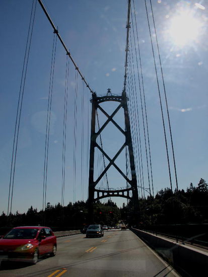 Wir befahren die grosse Brücke zum Stanley Park...