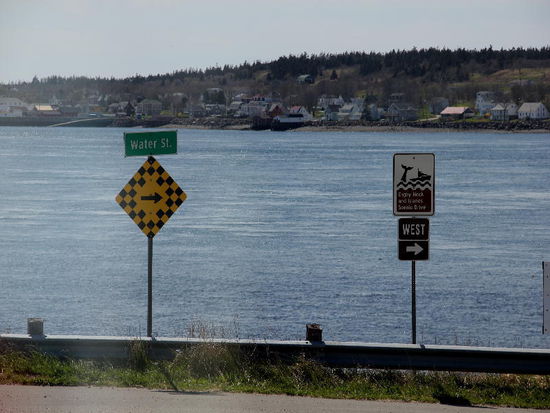 na ja, geradeaus gehts wohl nicht - obwohl da die Wasserstrasse angesagt ist...