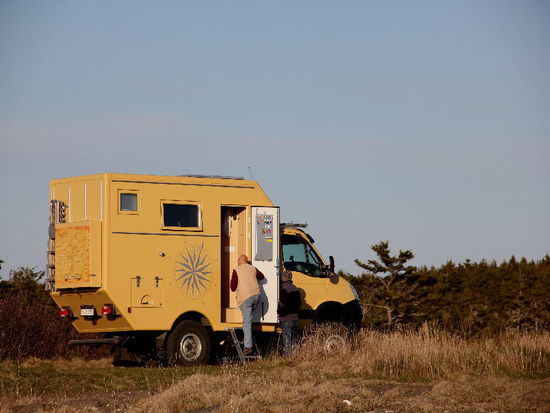 Da muss doch ein Fläschen Rotwein zur Begrüssung entkorkt werden...
(Gäll Ingo - ein tolles Auto...)