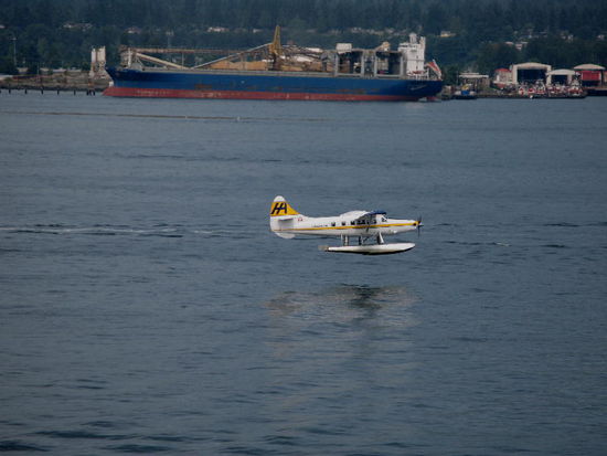 Da startet ein Wasserflugzeug mittendrin..
