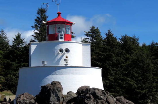 Beim kleinen Leuchtturm halten wir inne...; hier beginnt ein Trail der früher für Schiffbrüchige angelegt wurde - Dauer 4 Tage...