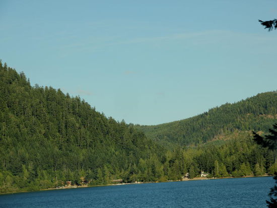 ...dem Lake Kennedy entlang...