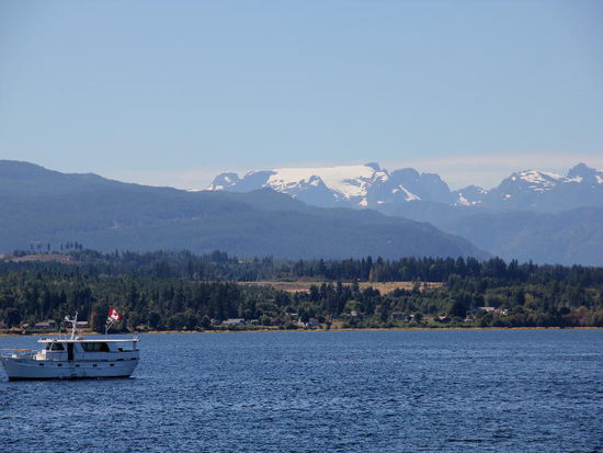 Blick vom Hafen zum Comox Gletscher...