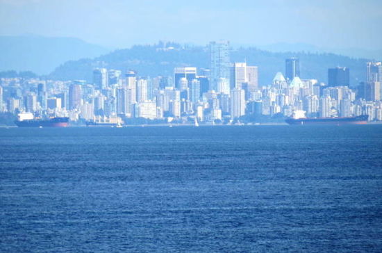 Die SkyLine von Vancouver von der Fähre aus gesehen...