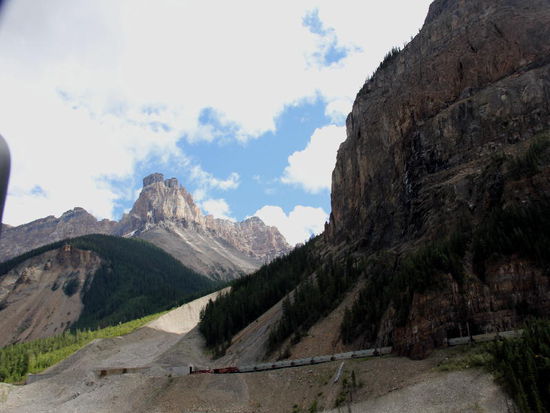 Ein bald bekanntes Bild - die langen, schwer beladenen Güterzüge...; Wir schon bald treffen in Lake Louise ein...