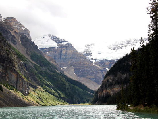 In der Tat, wenn die Sonne sich jeweils kurz zeigt, ist der See wirklich smaragdfarben....