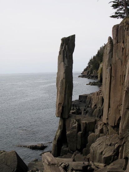 Ein Felsen steht am Wasser - ganz still und stumm...
