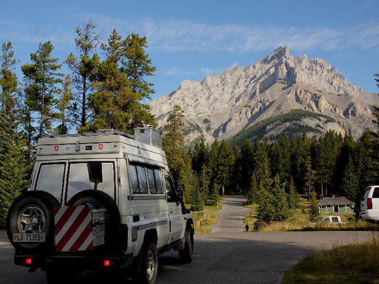 Am nächsten Morgen fahren wir los, nicht ohne nochmals das herrliche Panorama von Banff zu bewundern... Wir sind übrigens wieder in Alberta...