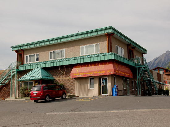 In Canmore biegen wir ab und besuchen die Valbella Metzgerei...; Hugo Koch hatte uns einige Adressen mitgegeben...; wir fragen nach dem Chef Walter von Rotz...! Bei einer Tasse Kaffee gibt er uns viele Hinweise und zeigt uns eine schöne Route...; selber sind wir erstaunt über das vielfältige Angebot von Schweizer Produkten...; Ländjäger, Wienerli, Fleischkäse - aber auch Hero Konfi, Greyerzer Käse, Ragusa und Sugus - um nur einige Produkte zu nennen. Wir kaufen für unsern Bedarf ein, allzuviel an Frischfleisch können wir jedoch nicht mitnehmen, da der Import in die USA verboten ist... Danke Walter für den Kaffee und die vielen Erklärungen. 
Kaum sind wir am Losfahren, fährt ein Auto vor - Bernhard aus dem Kanton Zug will unbedingt unser Auto fotogrfieren...; wir wechseln ein paar Worte. Anschliessend geht es auf den lokalen CP...